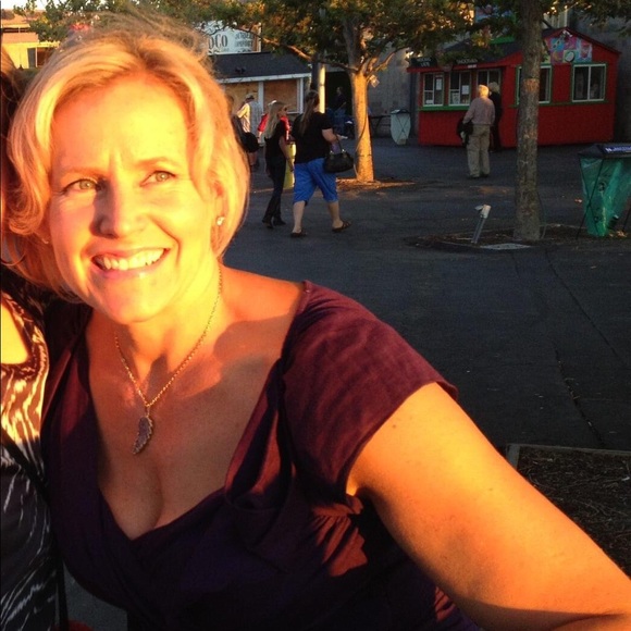 Meet your Posher😃! Hi 👋, I’m Sharon🎁 - Picture 2 of 8